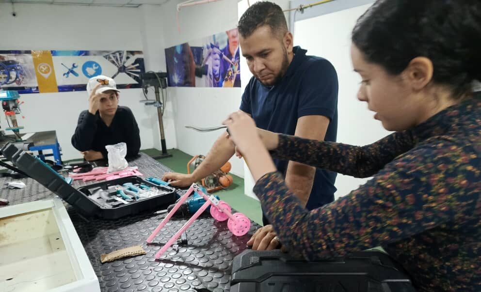 Lee más sobre el artículo Cayapa Heroica diseña dispositivo de ayuda a felino con dificultades de movilización
