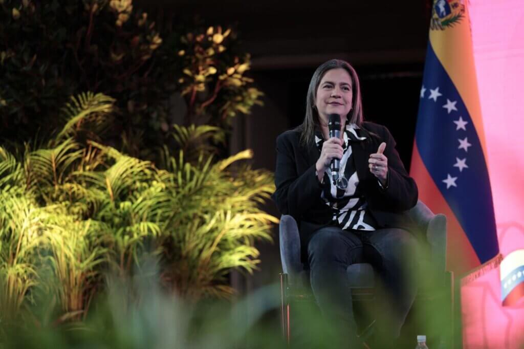 Constitucionalista Olga Álvarez advierte que extrema derecha busca construir una realidad inexistente para tomar a la fuerza el poder