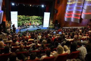 Lee más sobre el artículo Foro «¿Qué está pasando en Venezuela? Operaciones psicológicas en el país» se presentó en el teatro Bolívar de Caracas