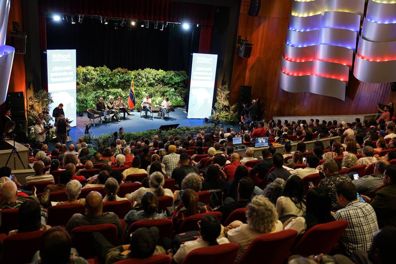 Lee más sobre el artículo Foro «¿Qué está pasando en Venezuela? Operaciones psicológicas en el país» se presentó en el teatro Bolívar de Caracas