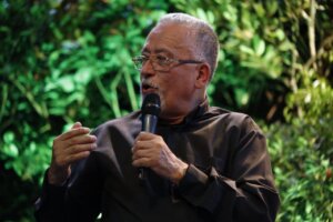 Lee más sobre el artículo Padre Numa Molina llama al pueblo a fortalecer la concepción crítica para hacerle frente a las fake news