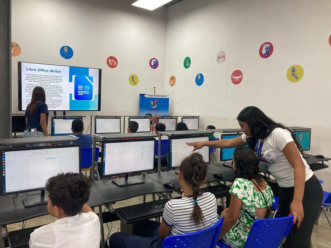 Lee más sobre el artículo Estudiantes de La Guaira aprenden sobre tecnología con el Mincyt