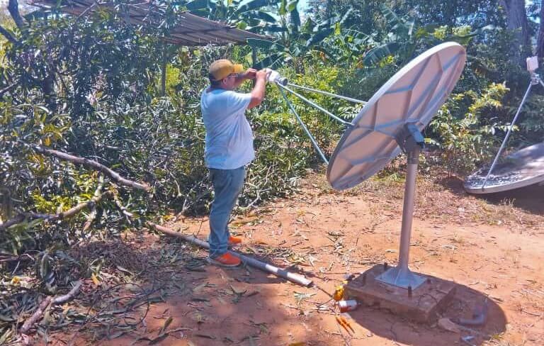 Lee más sobre el artículo Amazonas | Infocentros de Puerto Ayacucho reciben nuevas antenas satelitales