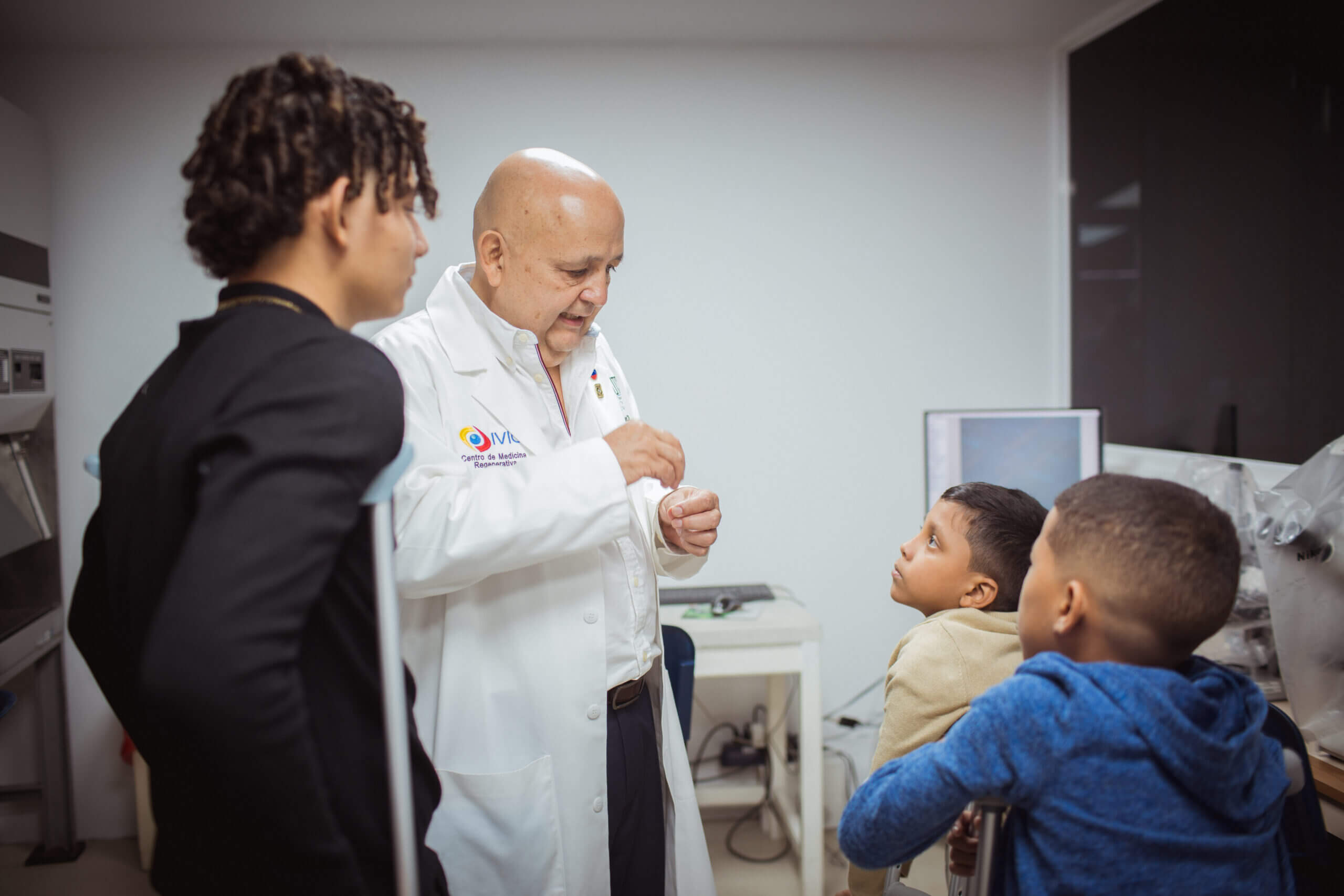 Lee más sobre el artículo Niños tratados con células madre visitaron Unidad de Terapia Celular del IVIC
