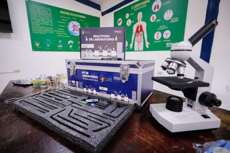 Lee más sobre el artículo Instalados laboratorios de química y biología en centros educativos del estado Apure