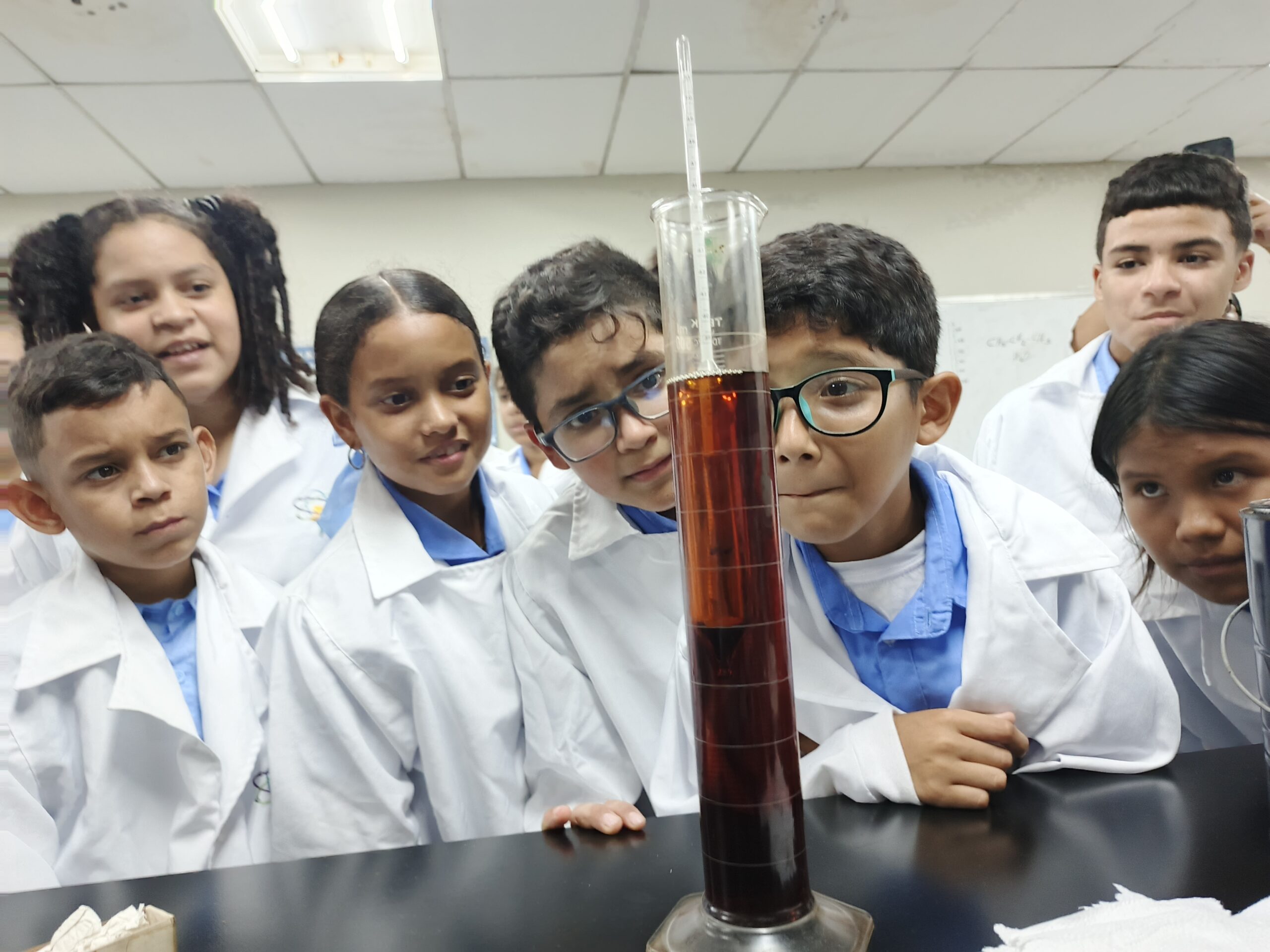 Lee más sobre el artículo Laboratorios de la Fundación Inzit abren sus puertas al semillero científico zuliano