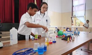 Lee más sobre el artículo Niños aragueños descubren el maravilloso mundo de la Química