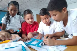 Lee más sobre el artículo Mincyt fortalece la educación STEM en Monagas con nuevos kits de robótica