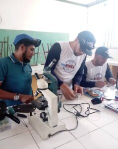 Lee más sobre el artículo Cayapa Heroica rehabilita microscopios en escuela de Cumaná
