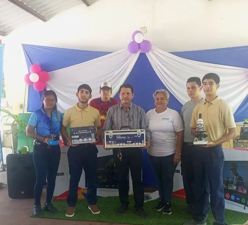 Lee más sobre el artículo Gobierno Bolivariano entrega kits de laboratorio a instituciones educativas en Barinas