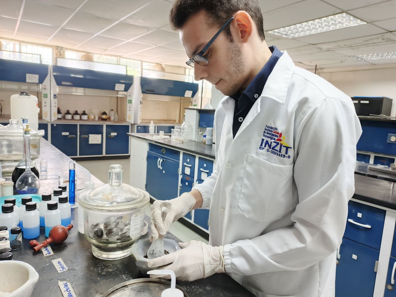 Lee más sobre el artículo Gabriel Galván: Químico Apasionado por la investigación de nanotecnología