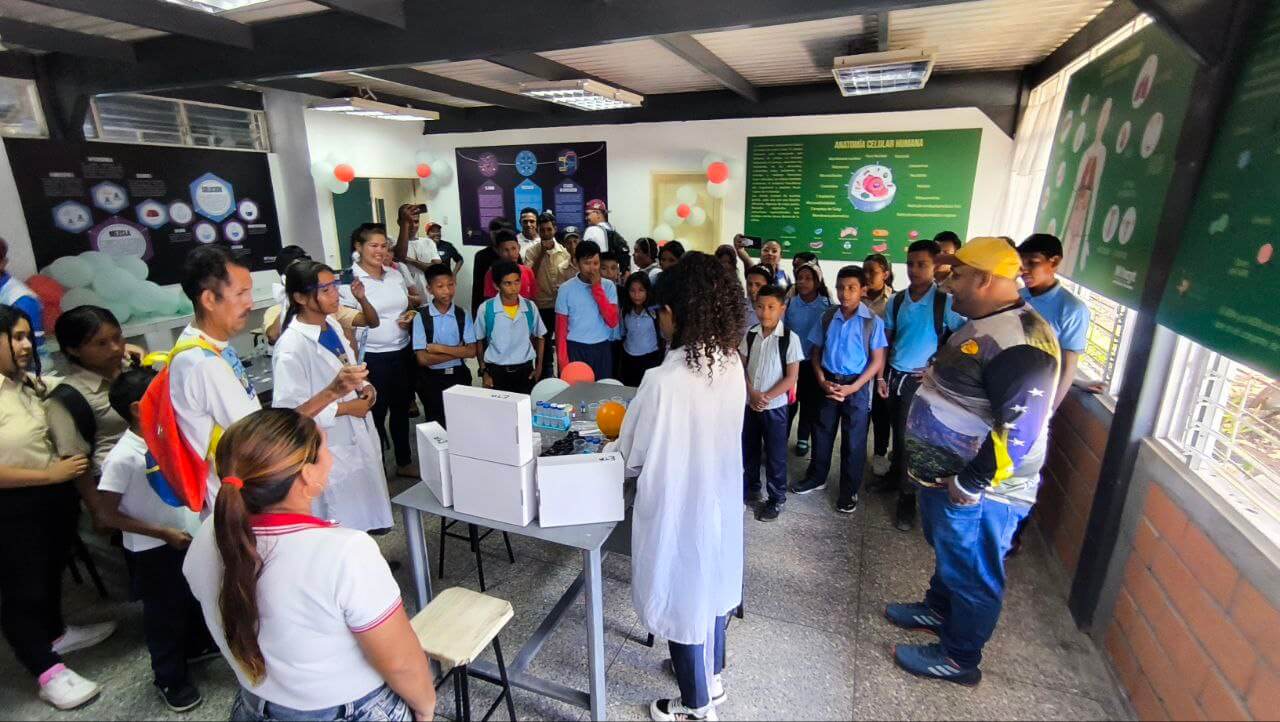 En este momento estás viendo Gobierno Bolivariano entrega nuevo laboratorio de ciencias en Amazonas