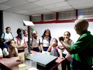 Lee más sobre el artículo Estudiantes de Cojedes aprenden sobre producción de alimentos para animales y ecología en Rutas Científicas