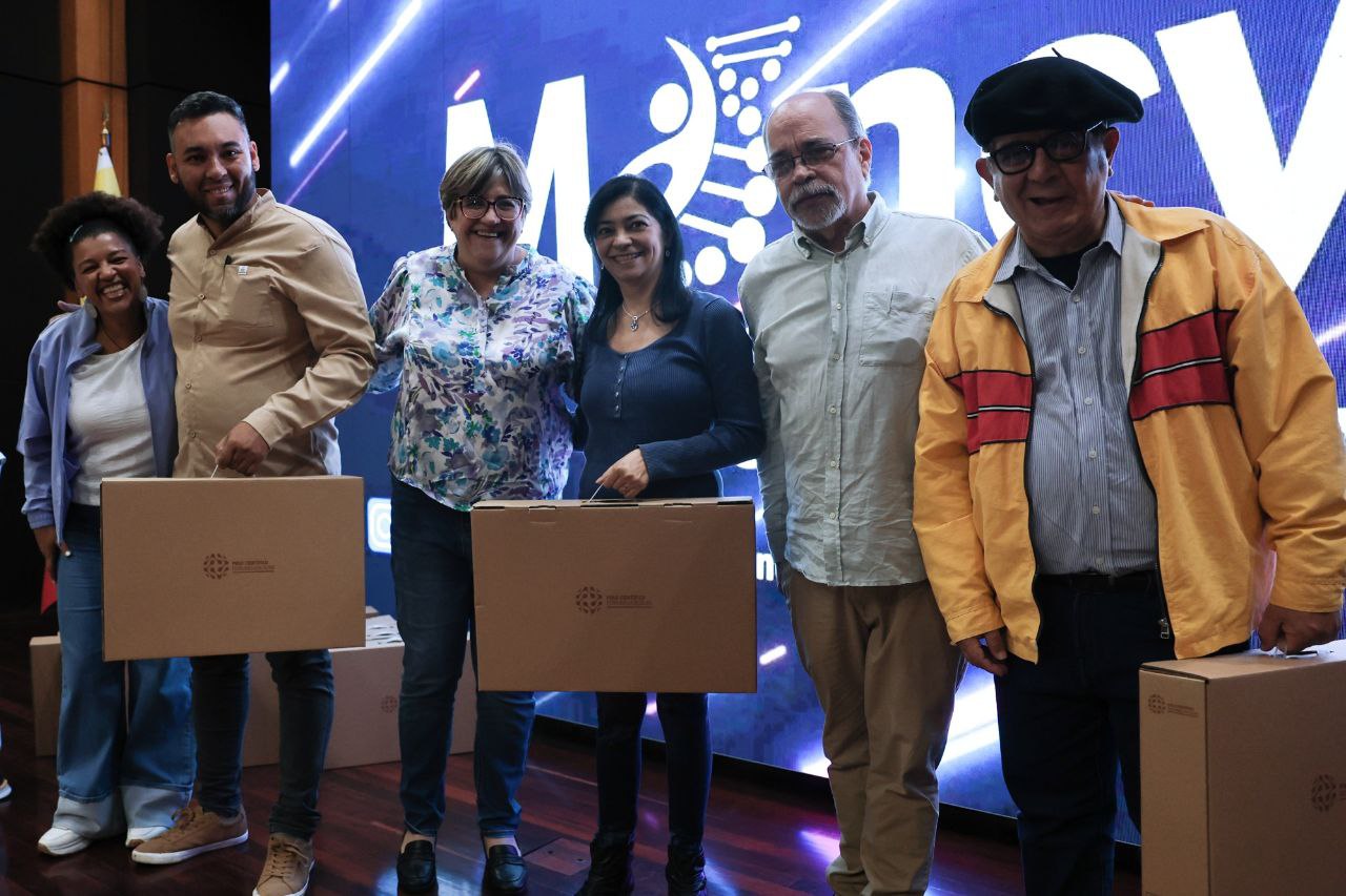 Lee más sobre el artículo Investigadores de la Celarg recibieron dotación de equipos para continuar con proyectos que beneficien al país