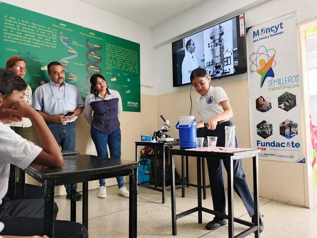 Lee más sobre el artículo Aragua | Gobierno Bolivariano inaugura Sala de Ciencias en la U.E.N. Felipe Larrazábal de Cagua