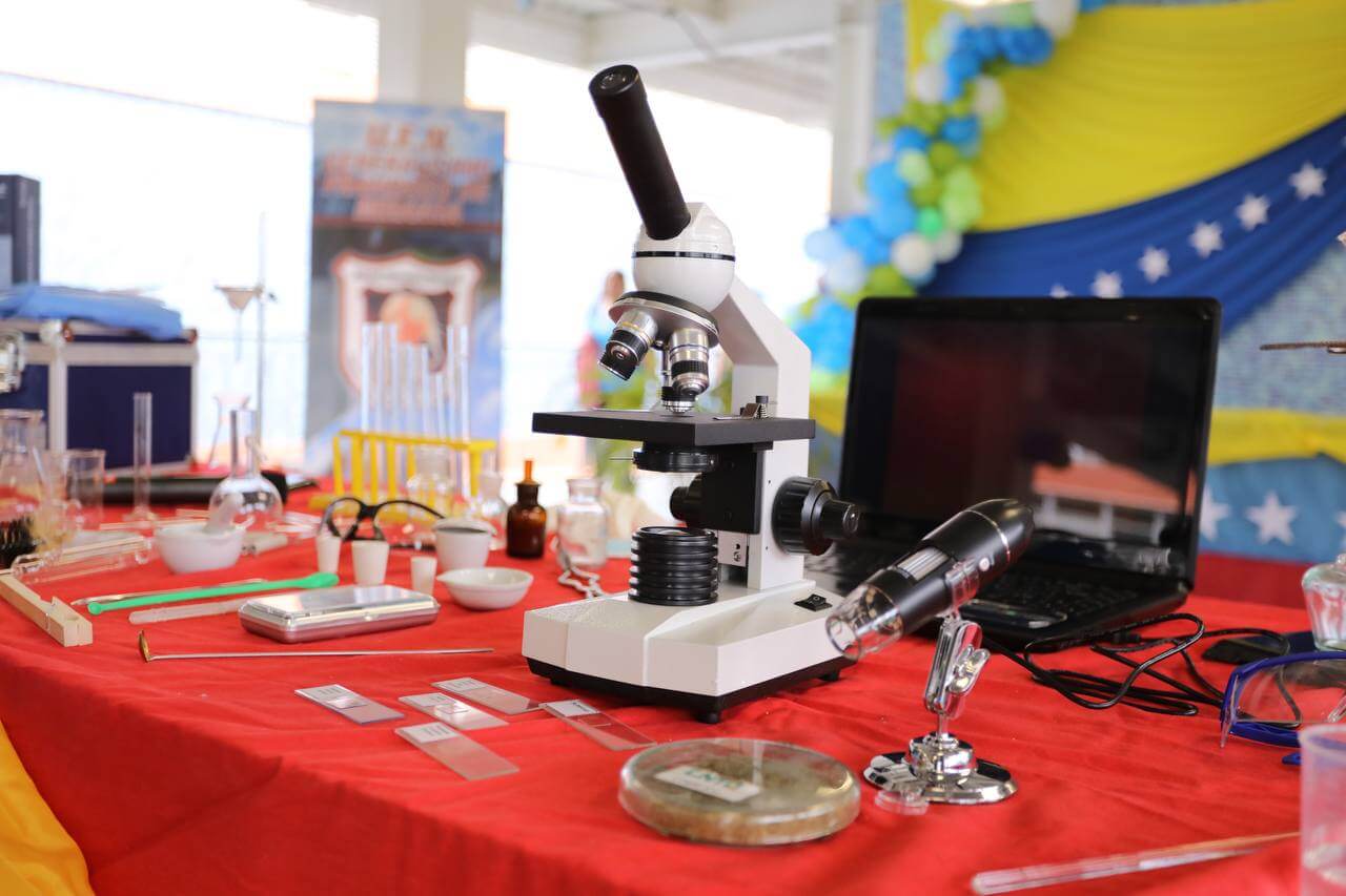 En este momento estás viendo Gobierno nacional fortaleció educación científica con modernos laboratorios y aulas de ciencias este 2024