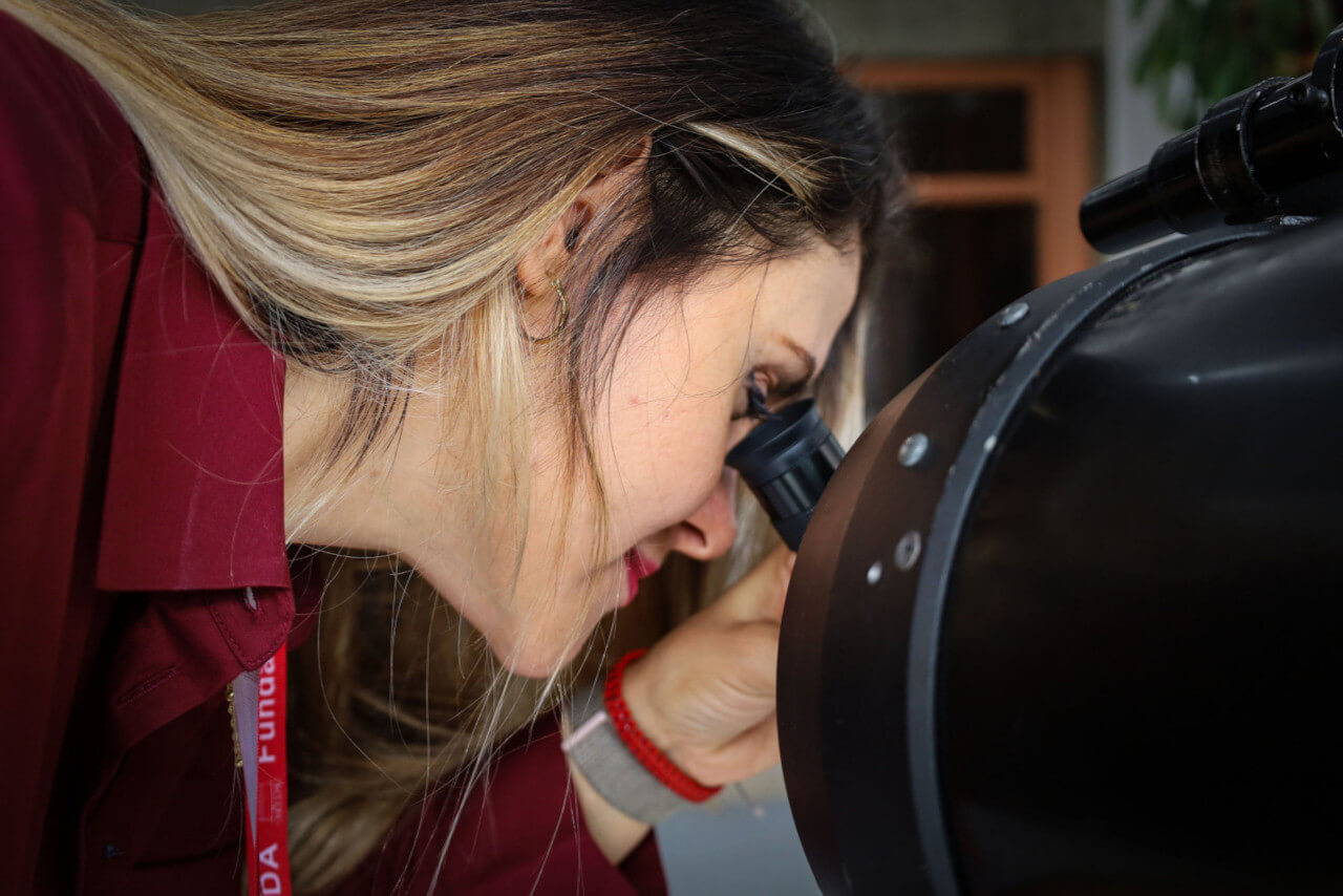 Lee más sobre el artículo Giuliat Navas: Una vida dedicada a la astronomía y al empoderamiento de la mujer en la ciencia