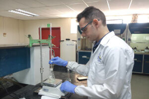 Lee más sobre el artículo Inzit avanza en la caracterización de materiales adsorbentes con innovador método de titulación Boehm