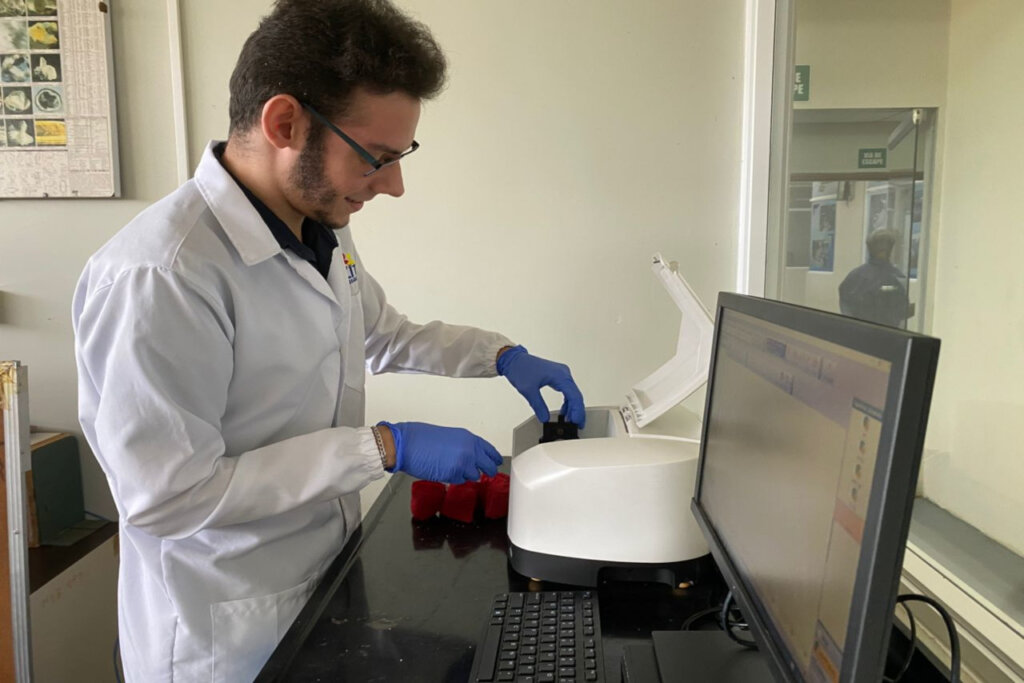 Inzit avanza en la investigación de nanomateriales con técnica FTIR
