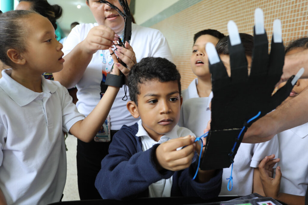 Caracas | Jóvenes del Complejo Educativo Gran Colombia disfrutaron de la Feria de Ciencia y Tecnología