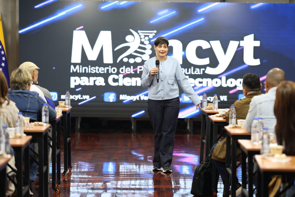 Sector ciencia y tecnología debate sobre influencia de la geopolítica mundial