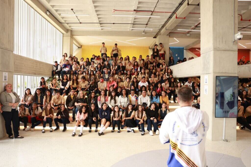 Jóvenes estudiantes conocen ofertas académicas de la Universidad Nacional de las Ciencias Dr. Humberto Fernández-Morán
