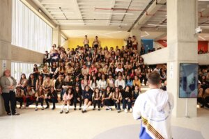 Lee más sobre el artículo Jóvenes estudiantes conocen ofertas académicas de la Universidad Nacional de las Ciencias Dr. Humberto Fernández-Morán