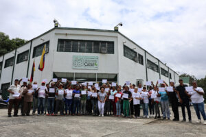 Lee más sobre el artículo Gobierno Bolivariano entrega 25 mil plantas de cacao con alta calidad fitosanitaria a productores mirandinos