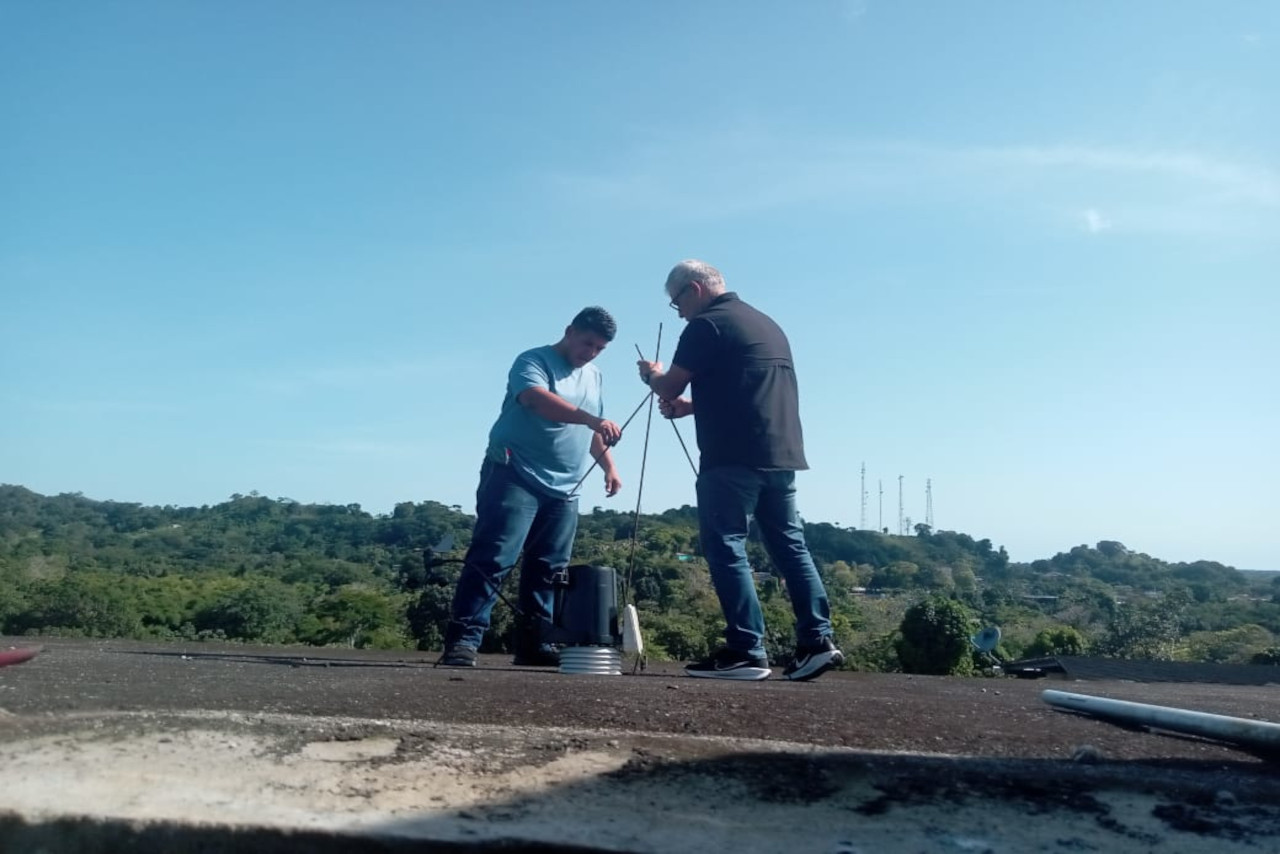 Lee más sobre el artículo Investigadores venezolanos instalan estación meteorológica para optimizar producción de cacao en El Guapo