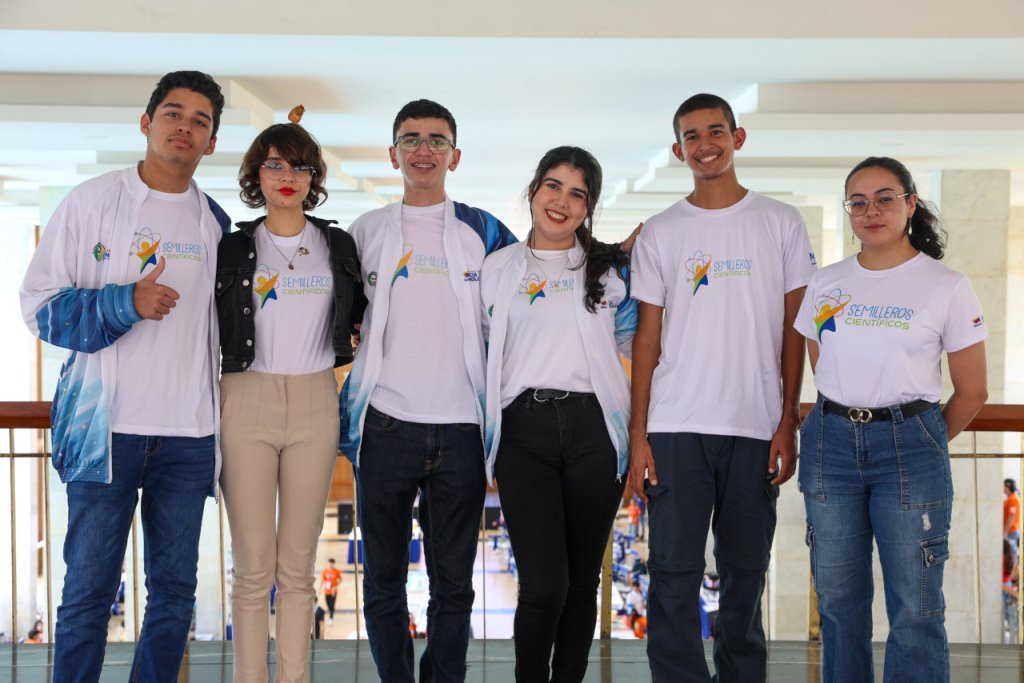 Jóvenes destacados en Olimpiada Mundial de Astronomía comparten alegría por objetivos alcanzados