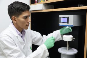 Lee más sobre el artículo Investigadores del IDEA estudian biosurfactante de origen bacteriano para mitigar contaminación por hidrocarburos
