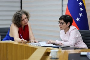 Lee más sobre el artículo Ministra Gabriela Jiménez reafirma compromiso con la descolonización del conocimiento y el fortalecimiento de las ciencias sociales