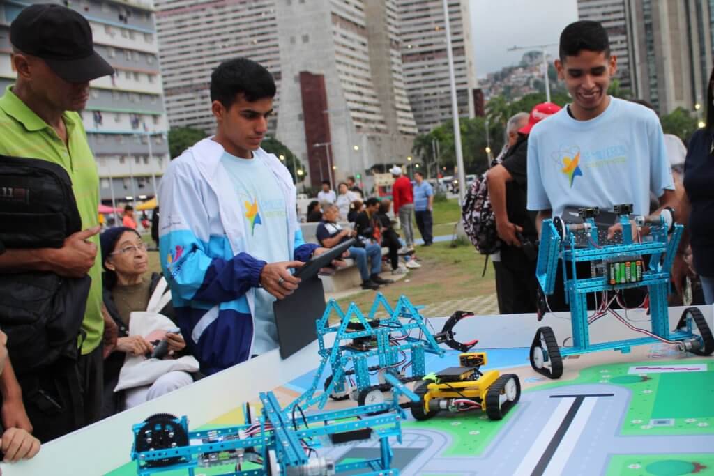 Jóvenes venezolanos exhiben en Caracas su talento en robótica