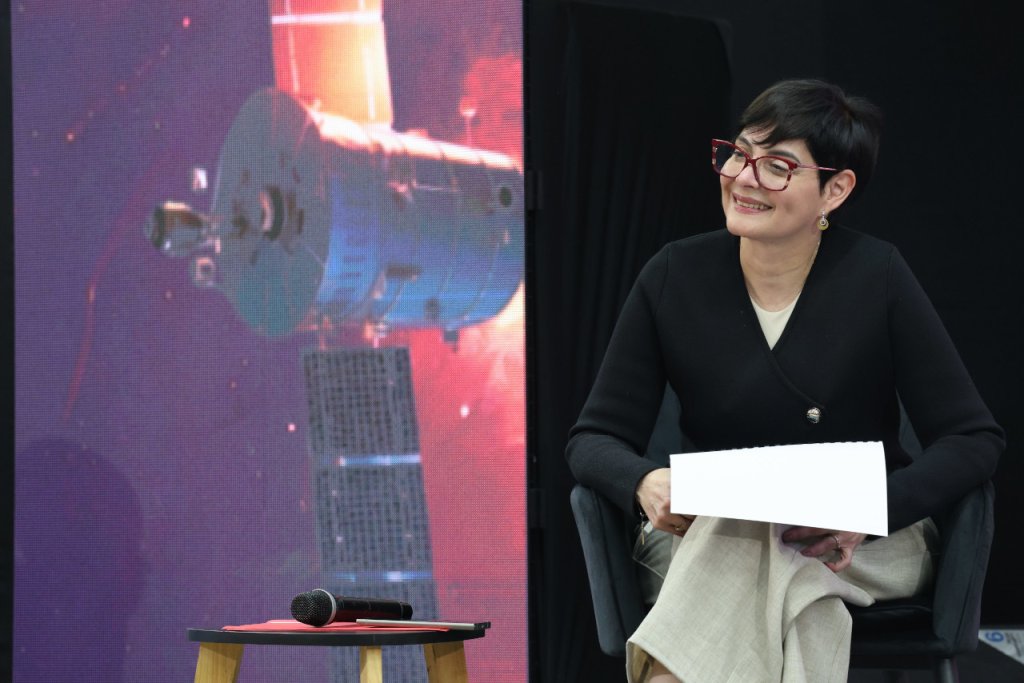 Ministra Gabriela Jiménez Ramírez aborda retos y avances de la IA en conferencia magistral en Fitelven 2025