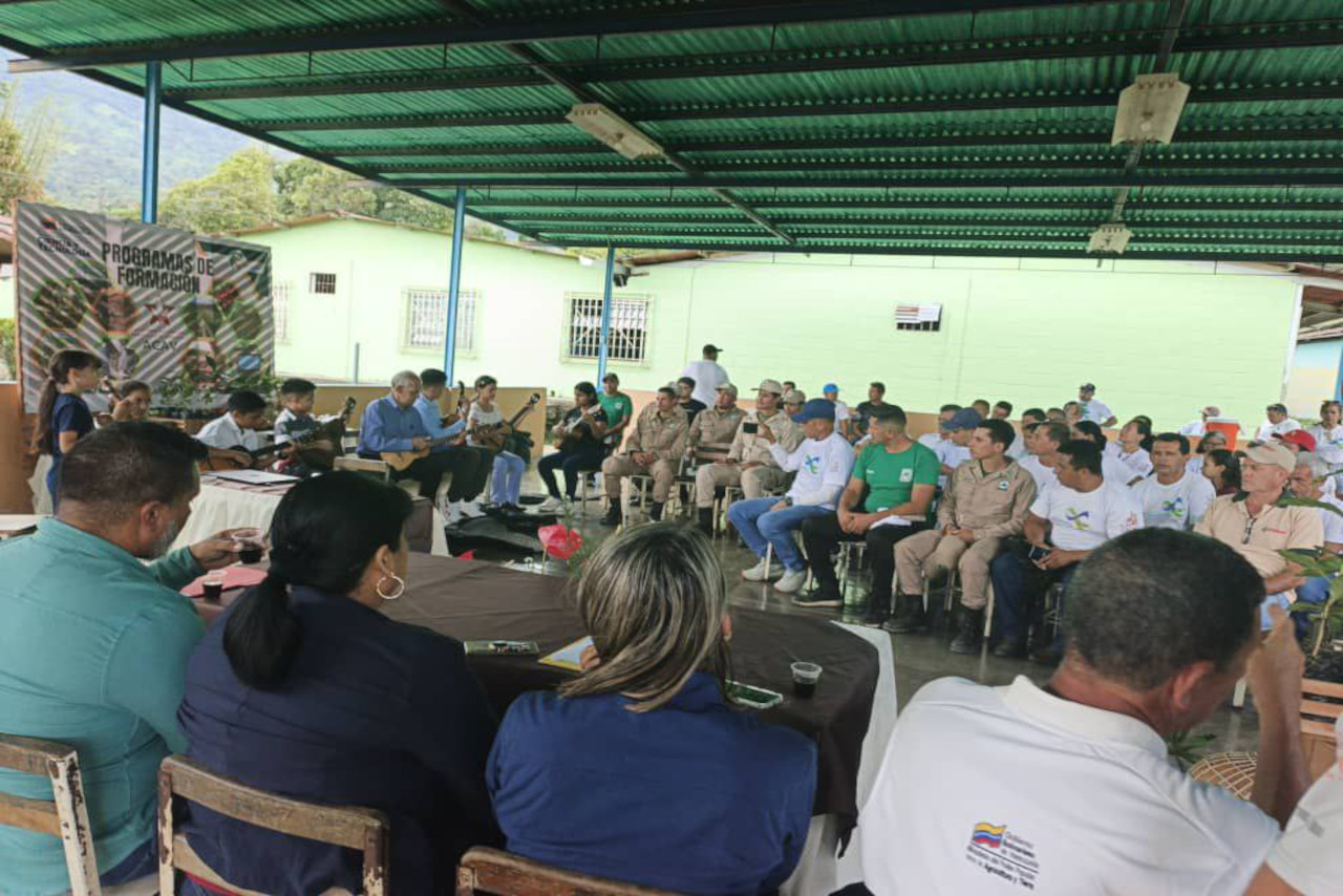 Lee más sobre el artículo Mincyt entrega 2 mil plántulas de café biotizadas a productores barineses