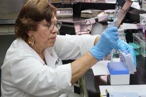 Lee más sobre el artículo Biólogos del laboratorio de estudios moleculares del IDEA detectan mutaciones causantes de fenilcetonuria