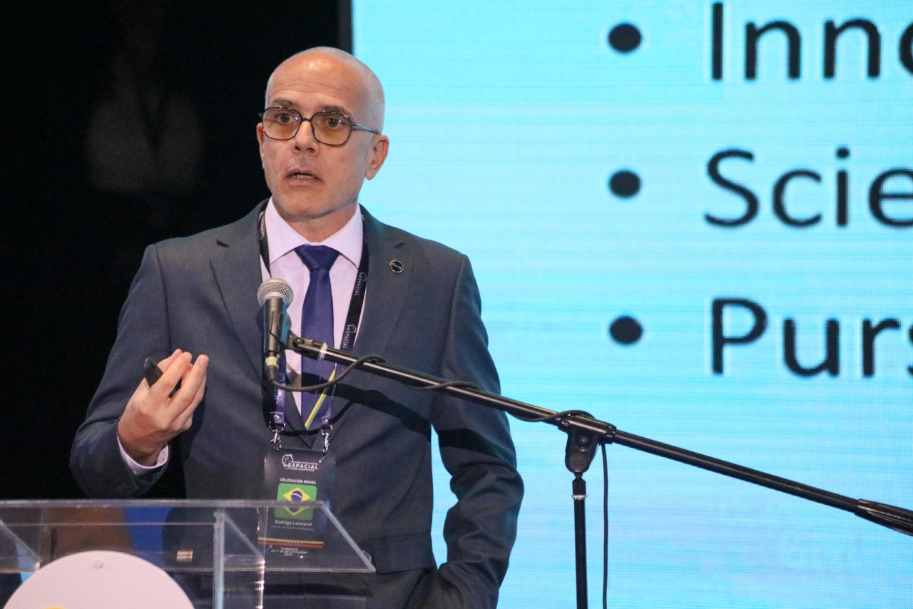 Lee más sobre el artículo Dr. Rodrigo Leonardi resalta avances y futuros proyectos del programa espacial de Brasil