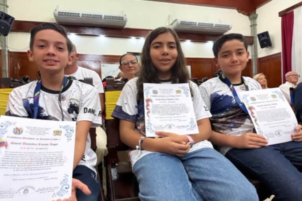 Condecoran a jóvenes merideños que representarán a Venezuela en las Olimpiadas Mundiales de Robótica en Singapur