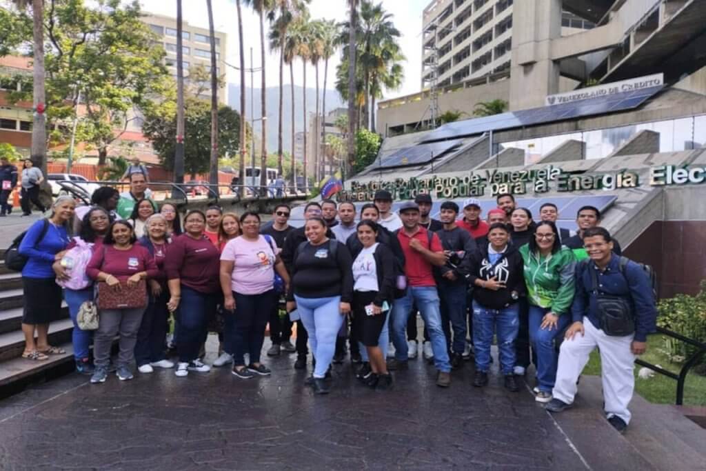 Docentes y ecosocialistas de Caracas participan en jornada de tecnologías limpias