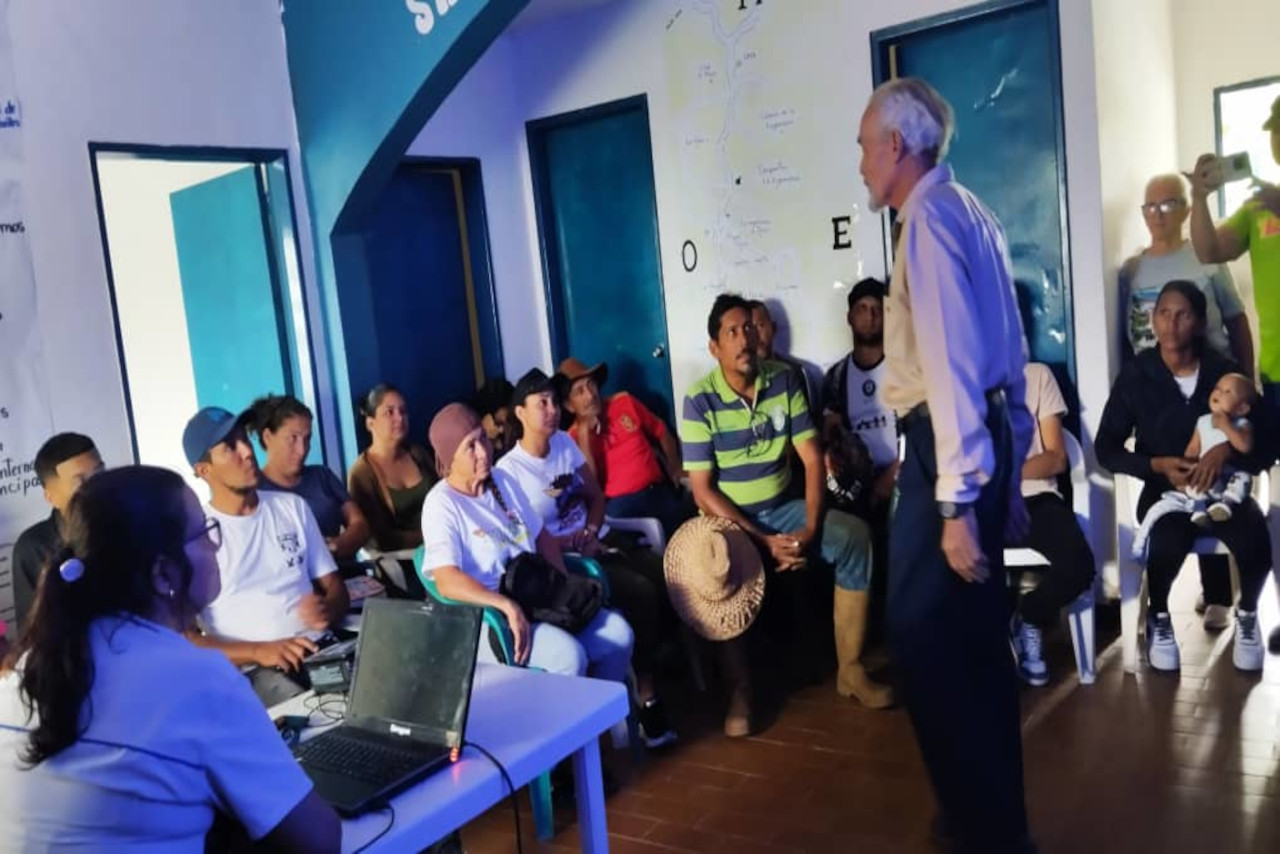 Lee más sobre el artículo Impulsan soberanía alimentaria con taller de cría porcina no contaminante y entrega de semillas en Aragua