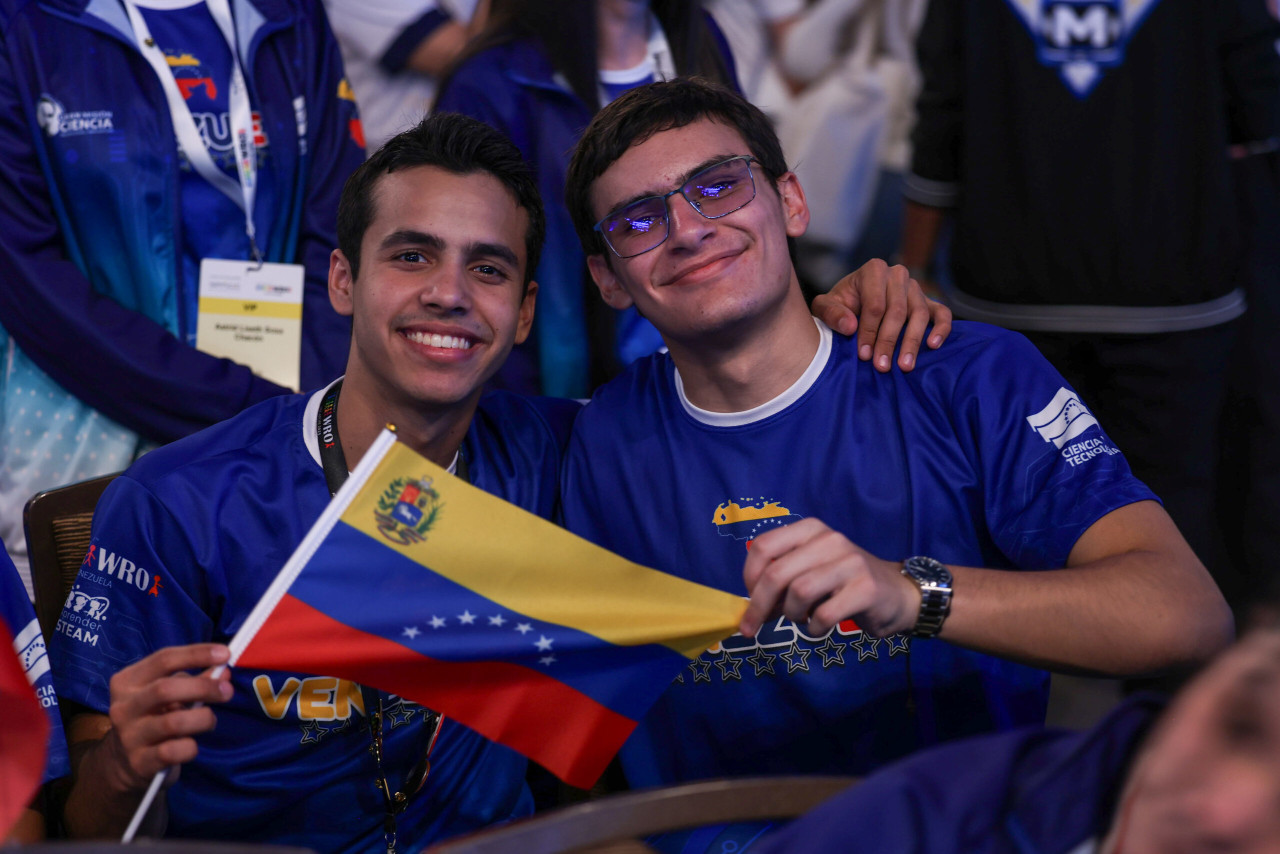 Lee más sobre el artículo Venezuela conquista oro, plata y bronce en la Olimpiada Mundial de Robótica 2025 en Singapur