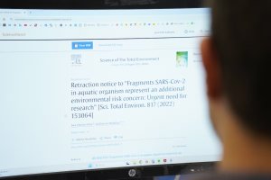 Lee más sobre el artículo Expulsión y declive de una revista científica: un sistema guiado por el dinero